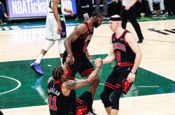 开云体育入口-公牛翻盘上海队，高诗岩统治全场