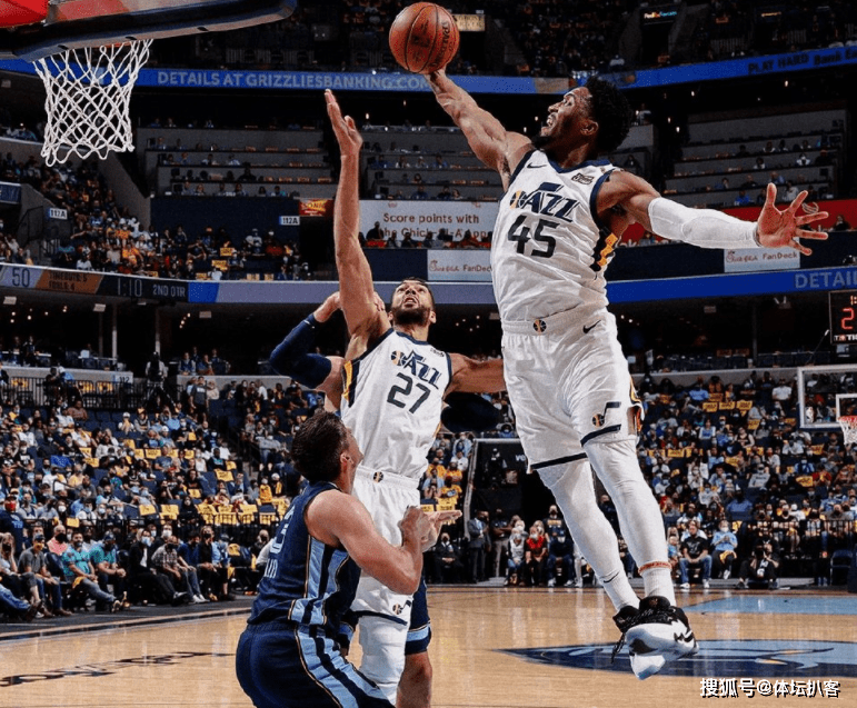 爵士鏖战凯尔特人，萨姆·米切尔爆发神勇