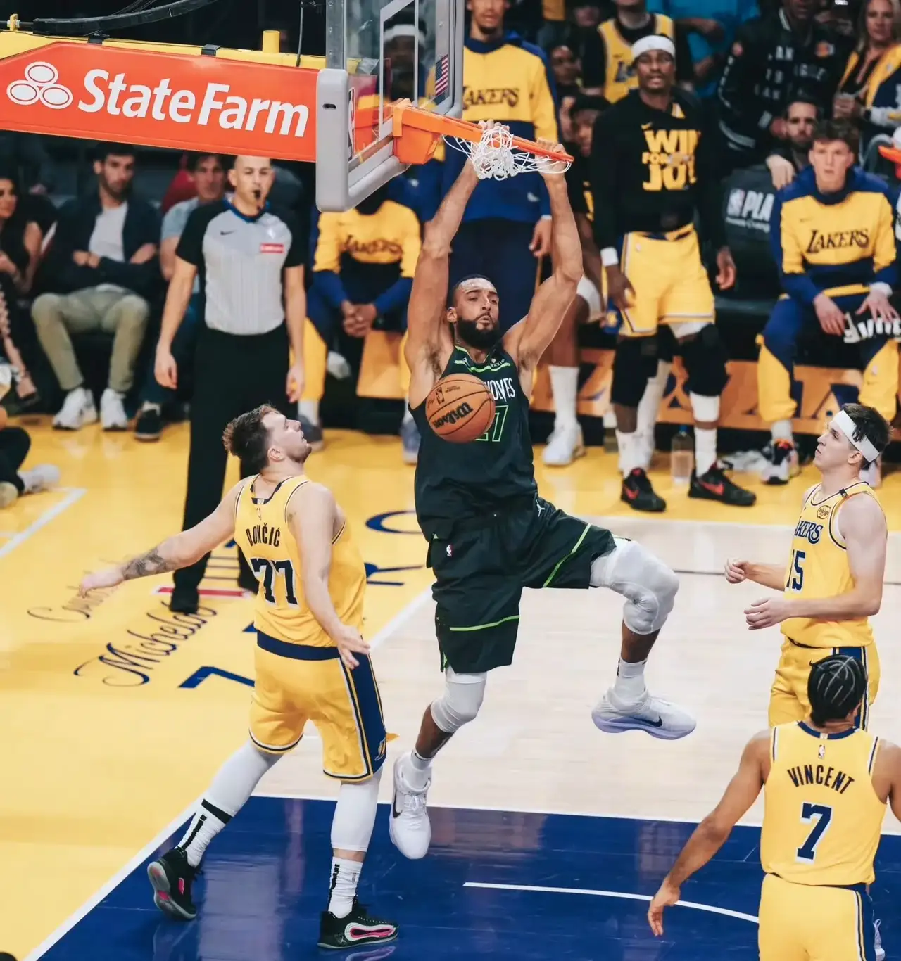 雄鹿力克塞尔维亚男篮，戈贝尔三分雨点燃全场的简单介绍