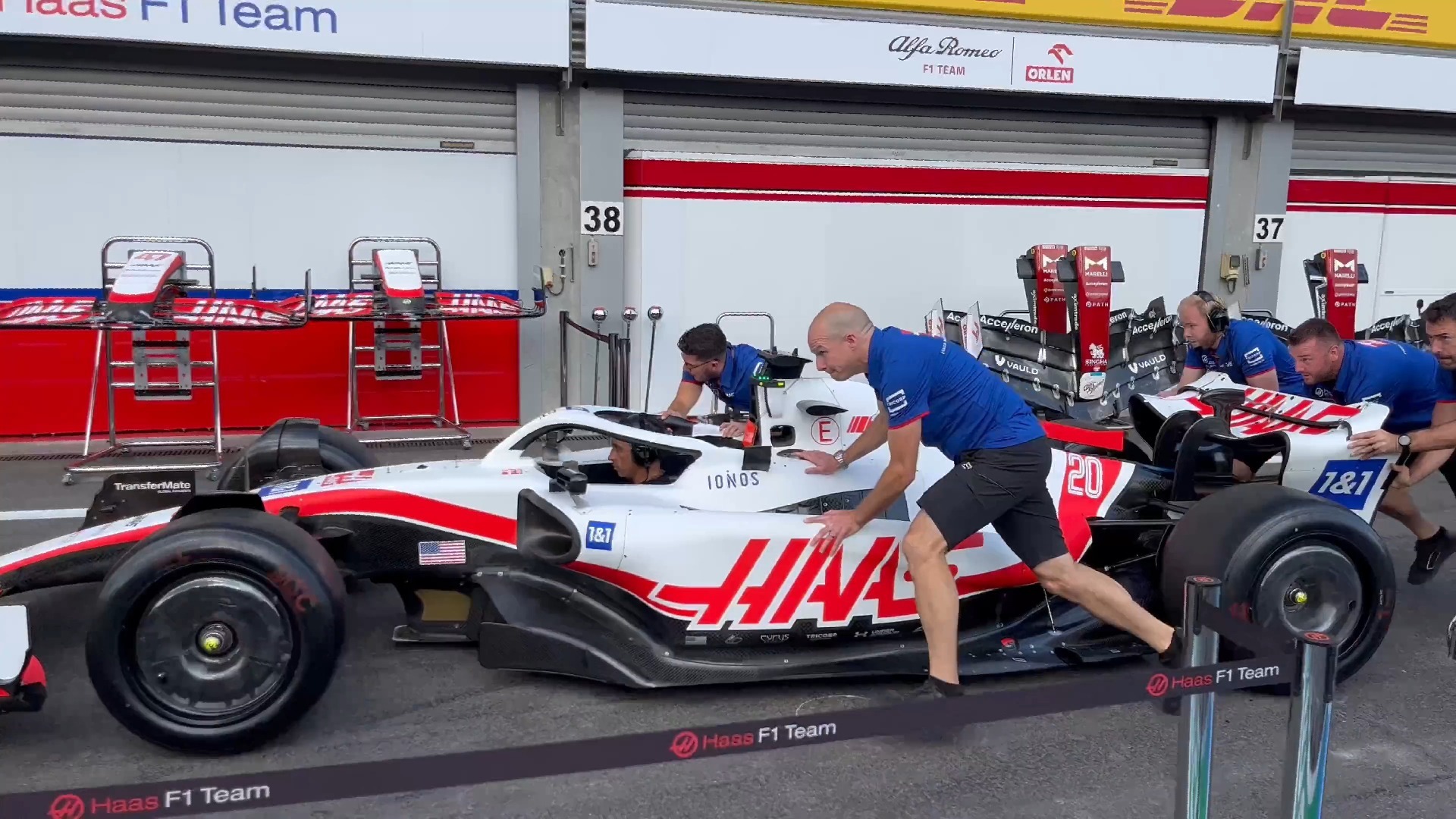 雷诺车队险胜哈斯车队，汉密尔顿带队取胜