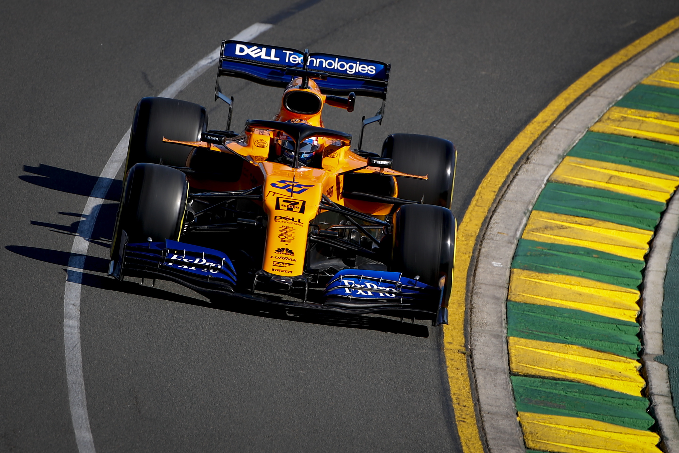 索伯车队鏖战迈凯伦，塞恩斯扛起全队