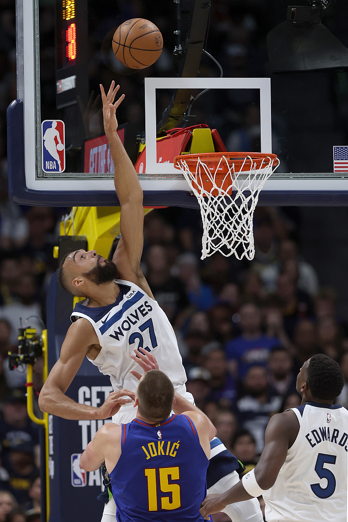 爵士横扫雄鹿，戈贝尔高光表现