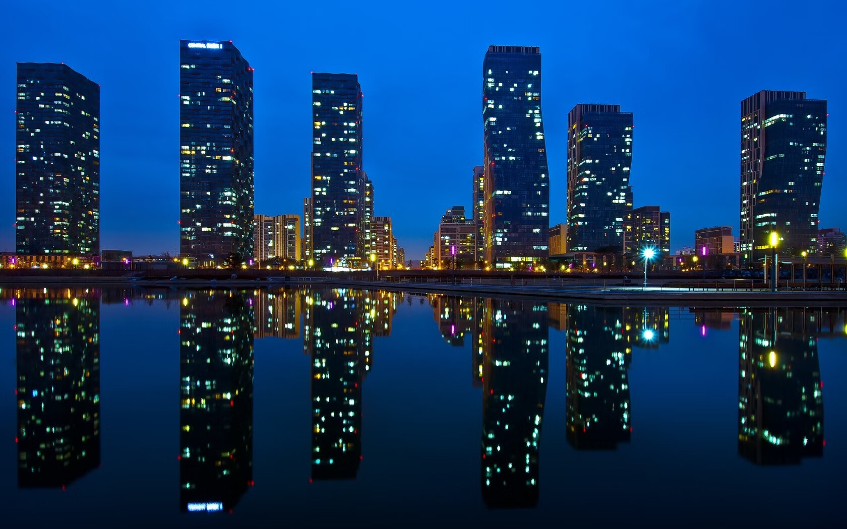 赛道霸权，红牛车队全面压制雷诺，诺里斯独力扛起车队大旗